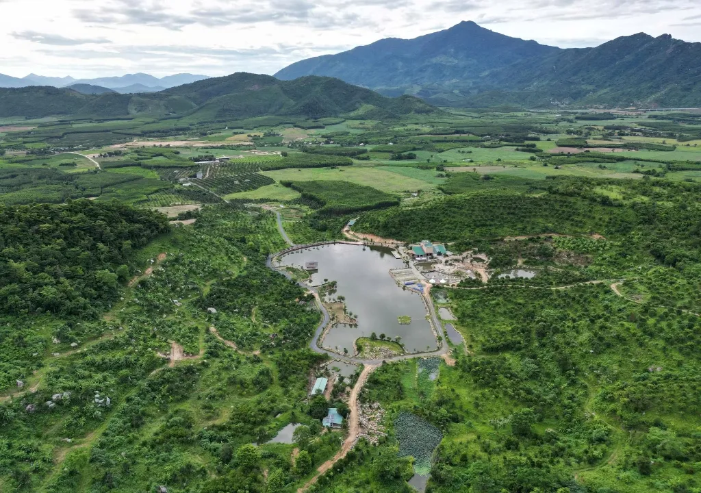 Toàn cảnh Hồ Suối Sâu và Nông trại Sản Việt Farm